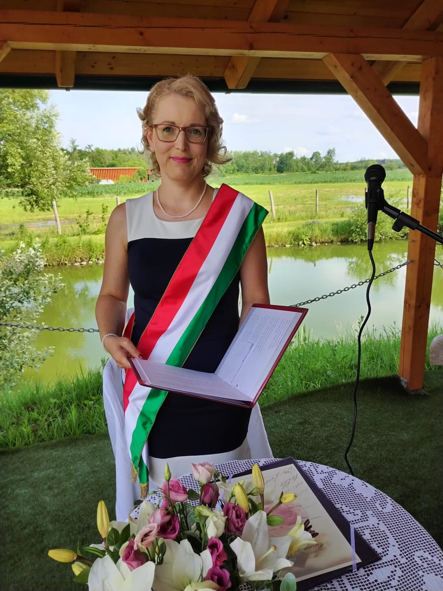 Érzelmes pillanat a szertartás alatt.