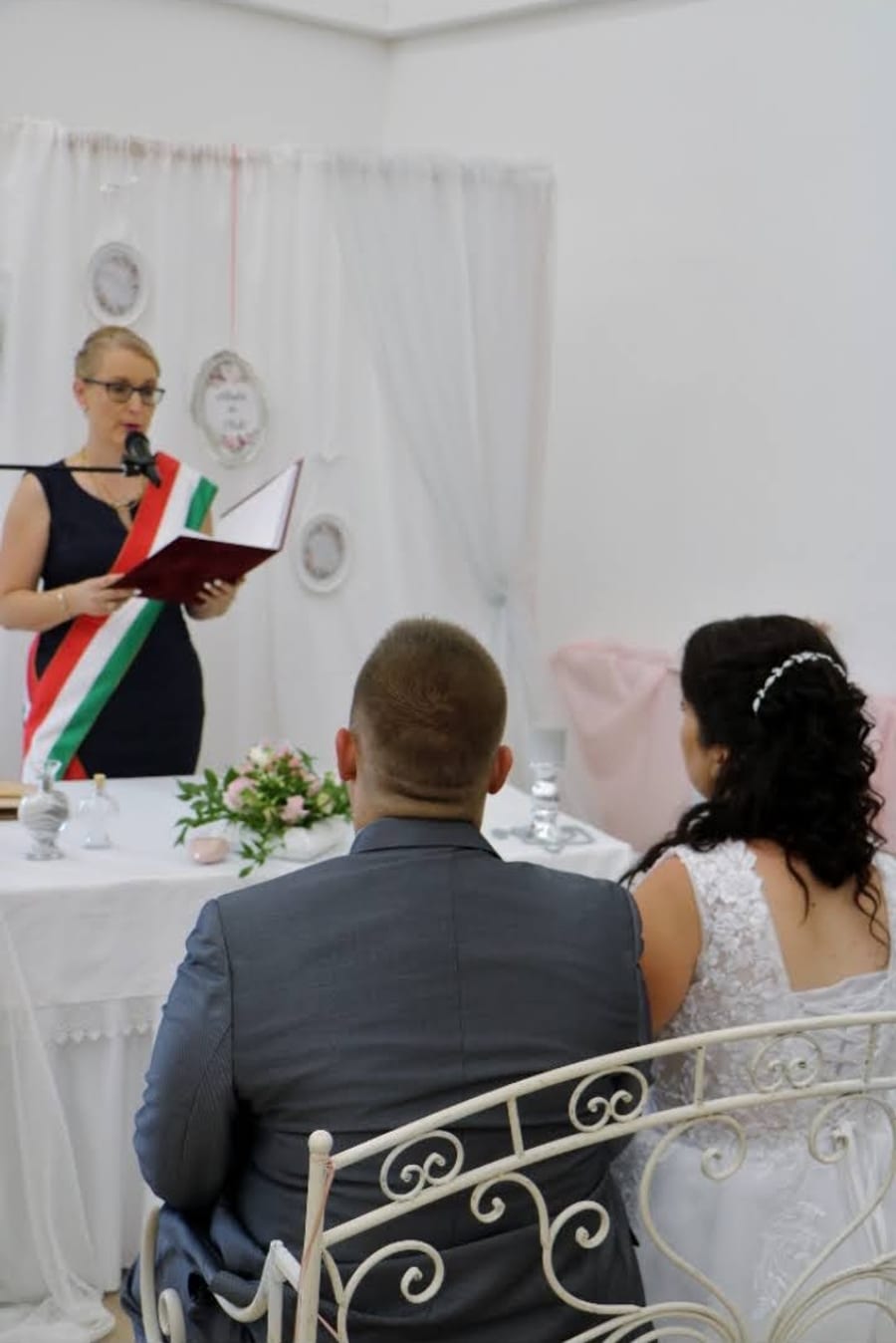 Jegyespár és szertartásvezető közös portréja.