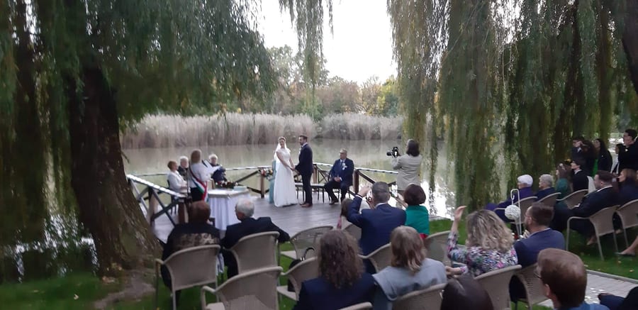 Esküvői részlet finom, természetes fényben.