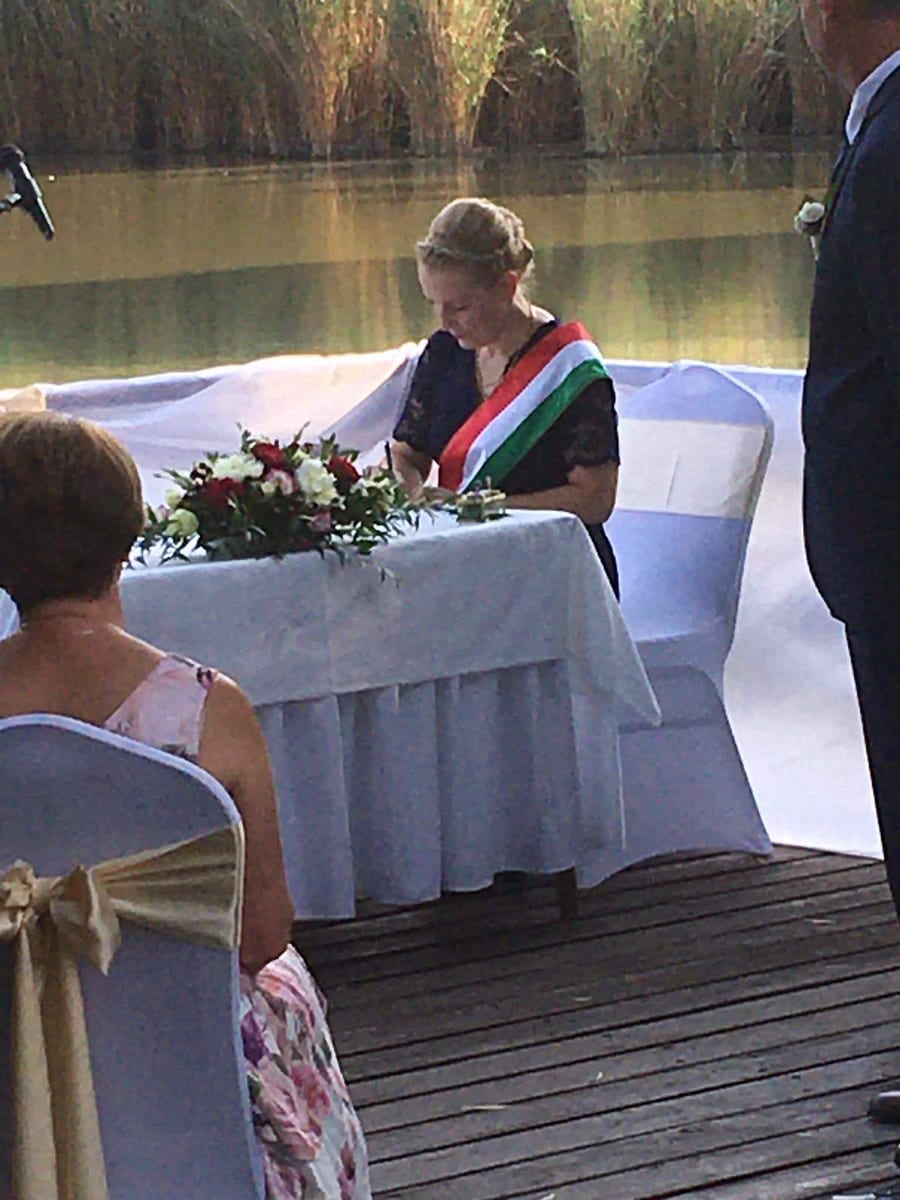 Romantikus pillanat az ünnepi ceremónián.