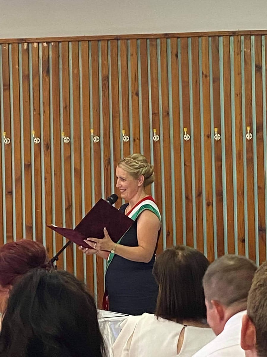 Ünnepi jelenet párral és dekorációval.