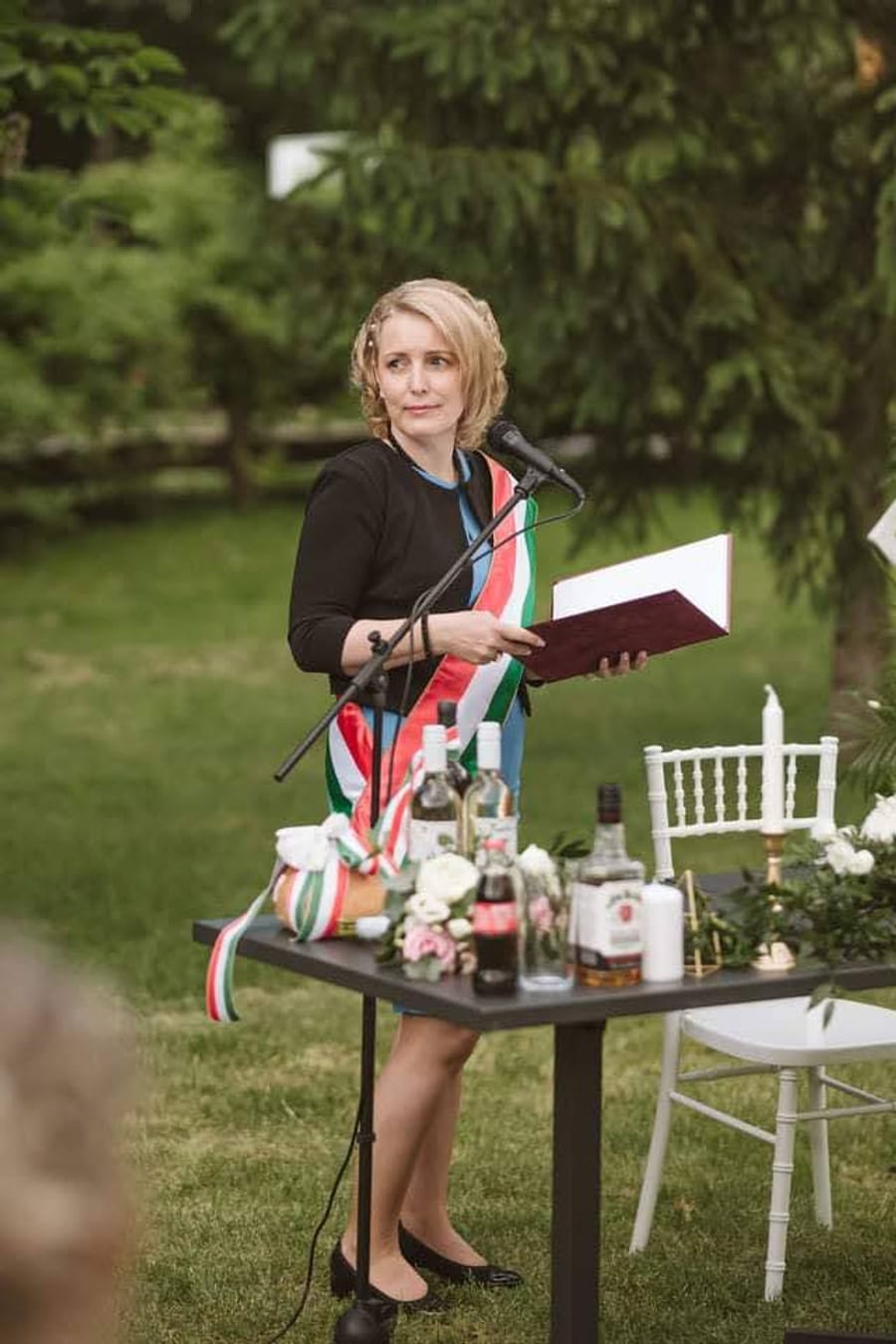 Esküvői érzelmeket megörökítő portré.