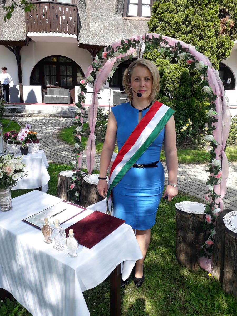 Ünnepi bevonulás vagy közös séta a nagy napon.