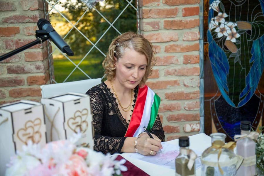 Kifinomult esküvői portré meleg fényekkel.