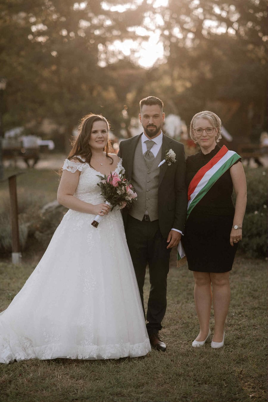 Szabadtéri esküvői jelenet természetes kompozícióban.