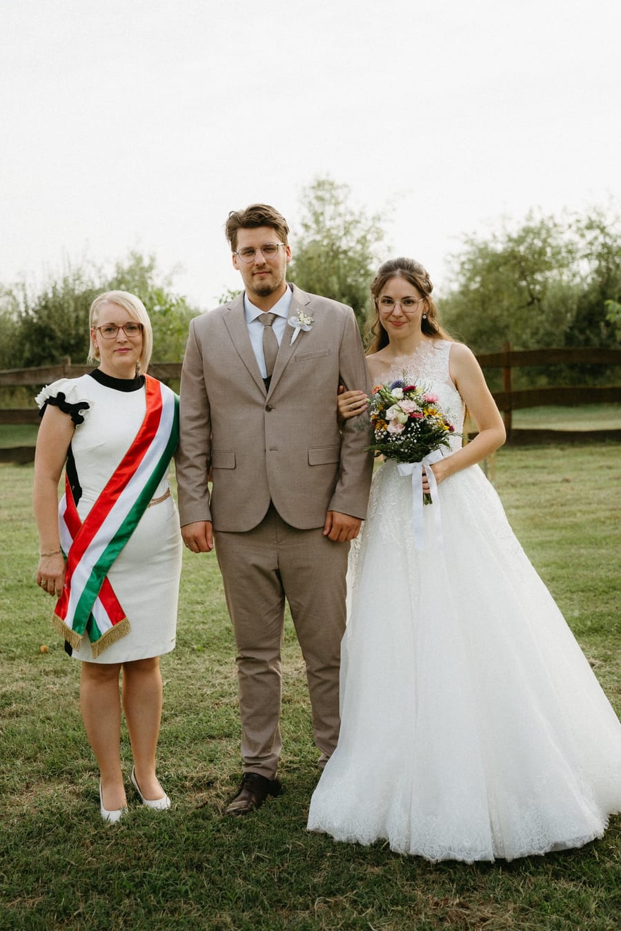 Esküvői pillanat harmonikus, elegáns környezetben.