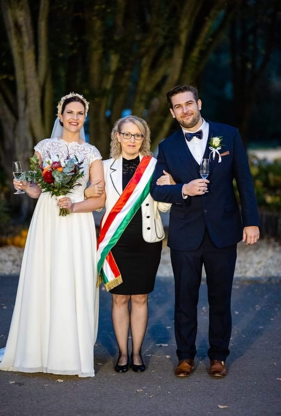 Szertartásvezető menyasszonnyal és vőlegénnyel a ceremónia után.