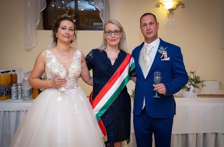 Esküvői portré finom esti vagy beltéri hangulatban.