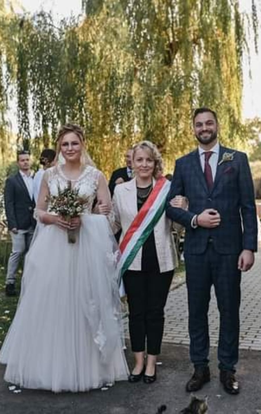 Meghitt, szabadtéri esküvői portré.