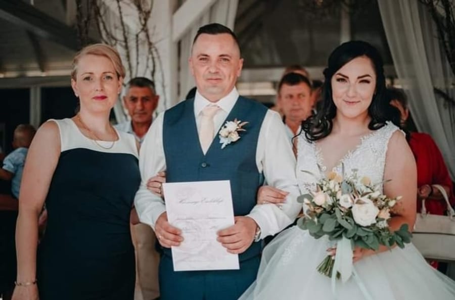 Ünnepi fotó a házasulandó párral.