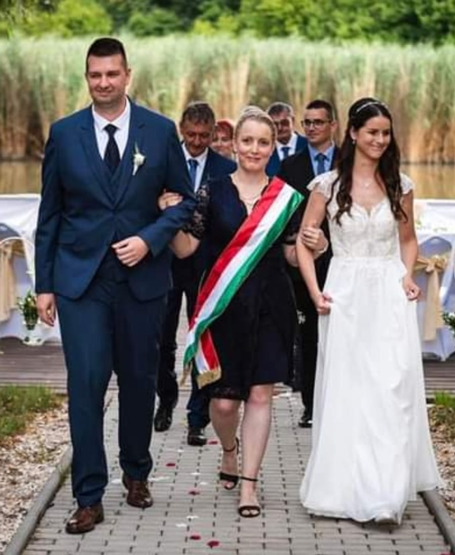 Mosolygó közös portré a szertartás hangulatával.