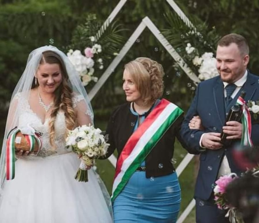 Pár és szertartásvezető elegáns portréja.