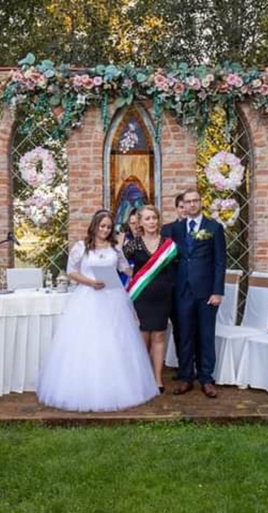 Esküvői részletfotó ünnepi hangulattal.