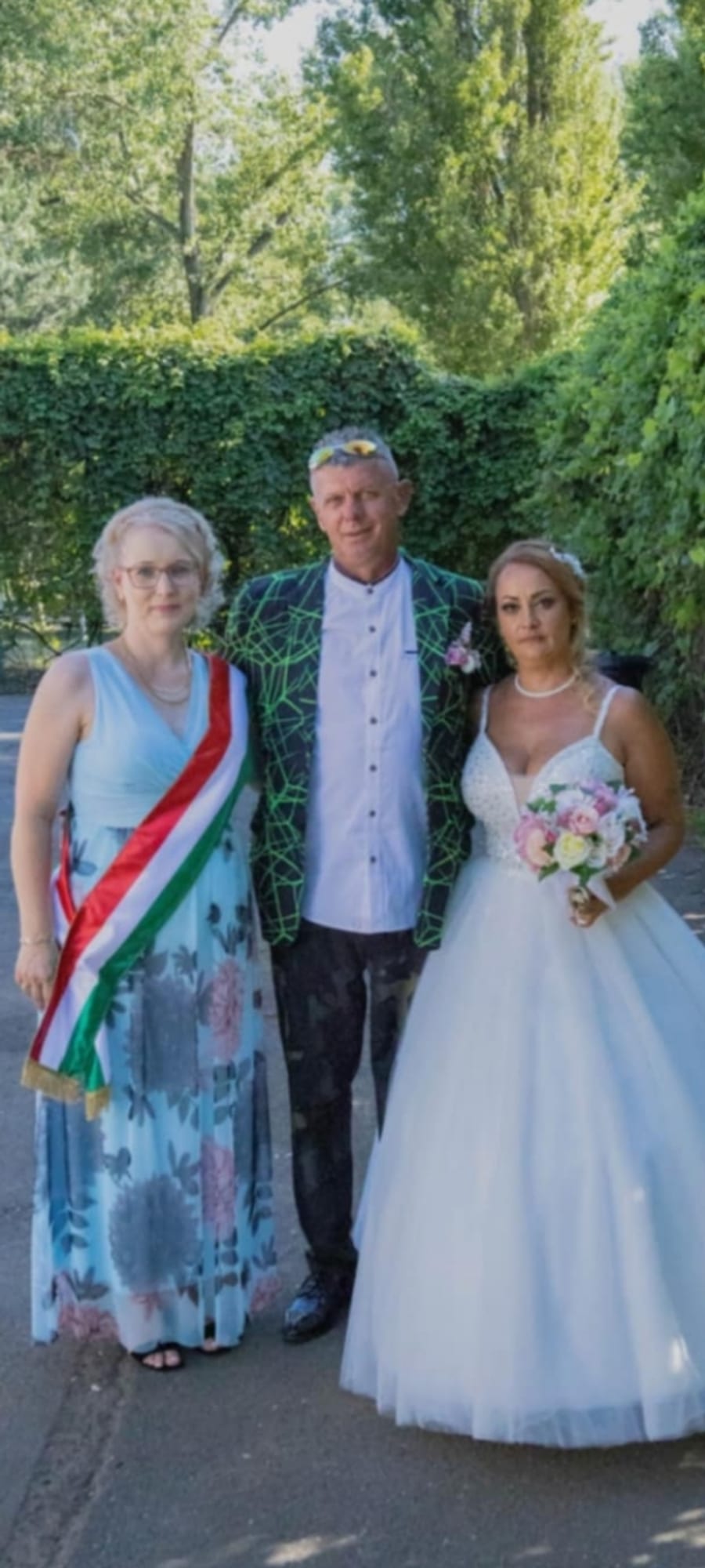 Szerelemmel teli, finom kompozíciójú esküvői portré.