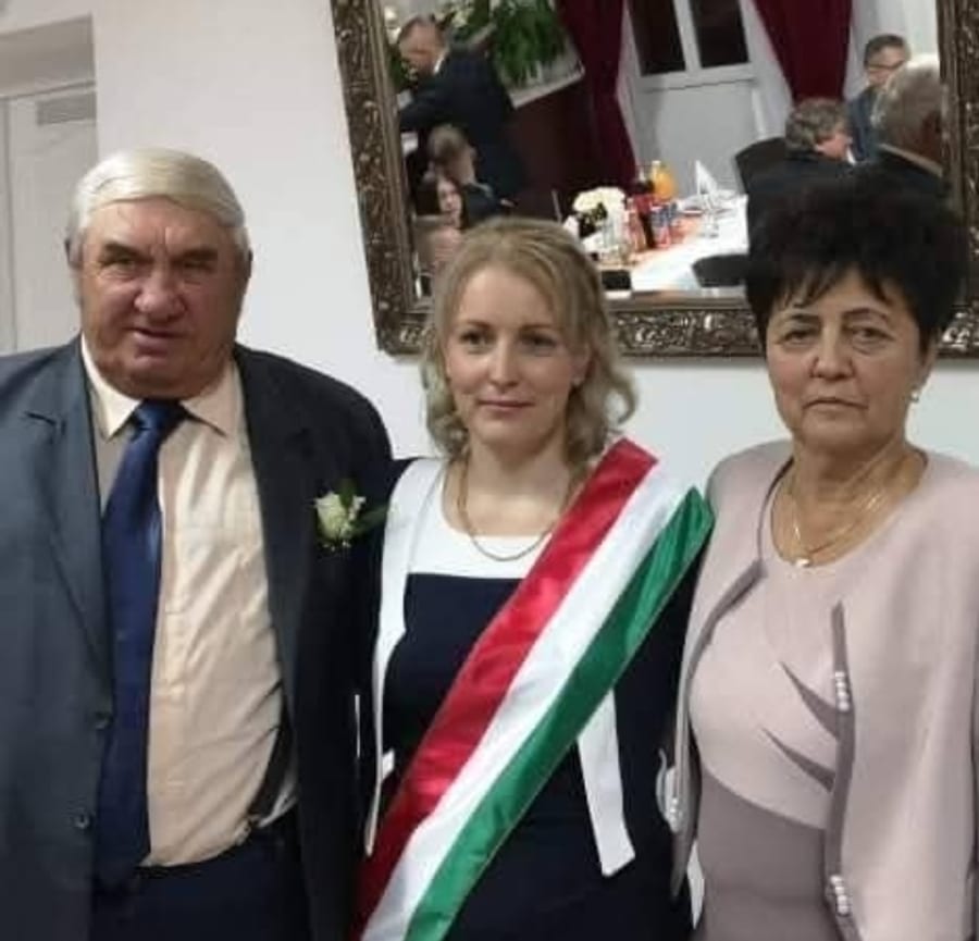 Meghitt pillanat a szertartásvezető és a pár jelenlétével.