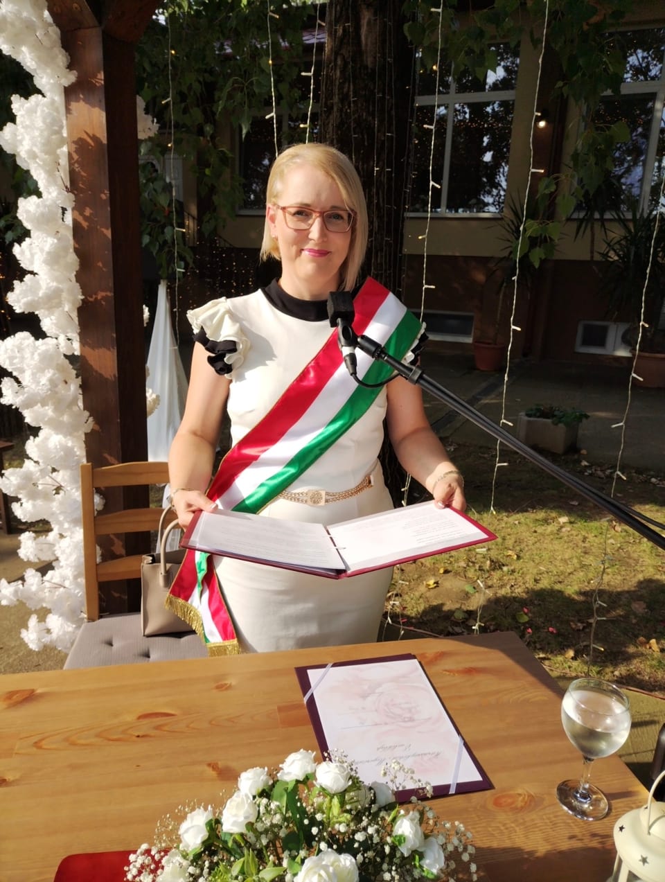 Szertartásvezető a ceremónia meghitt pillanatában.